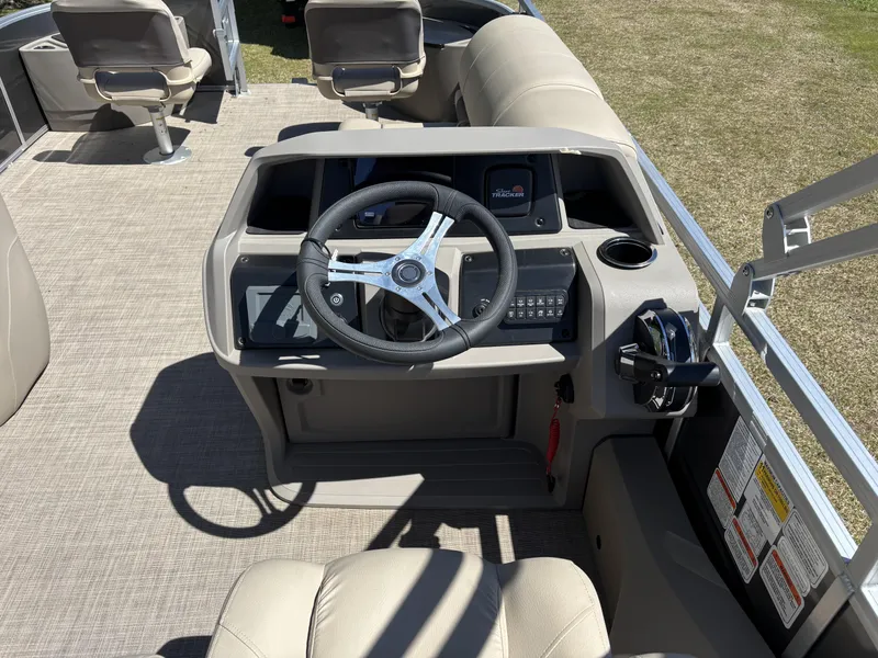 Slide: The Image of Sun Tracker Fishin' Barge 22 DLX 2024 - 16