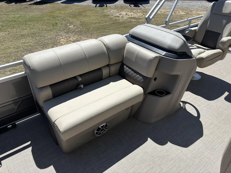 Slide: The Image of Sun Tracker Fishin' Barge 22 DLX 2024 - 6