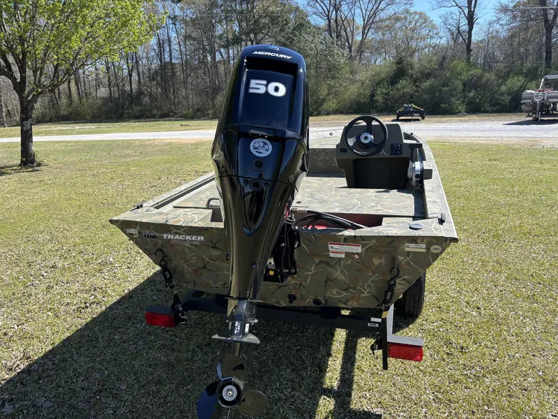 Slide: The Image of Tracker Grizzly 1648 SC 2025 - 10