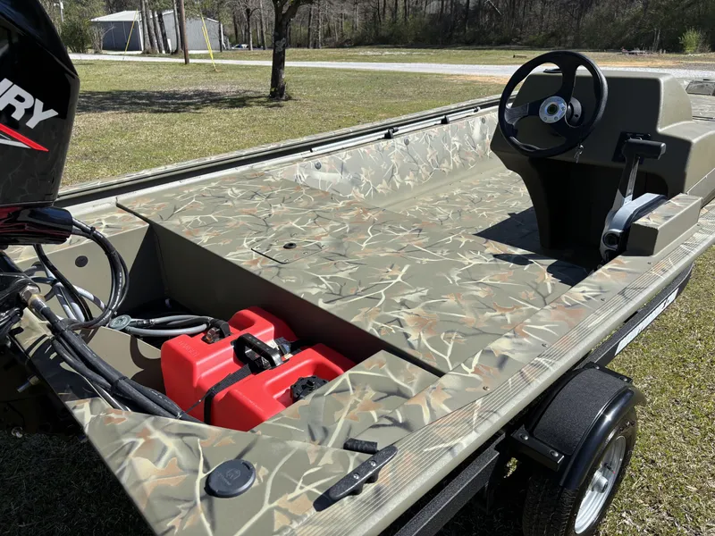 Slide: The Image of Tracker Grizzly 1648 SC 2025 - 11