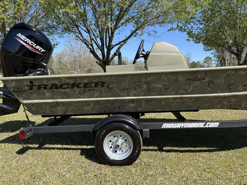 Slide: The Image of Tracker Grizzly 1648 SC 2025 - 3