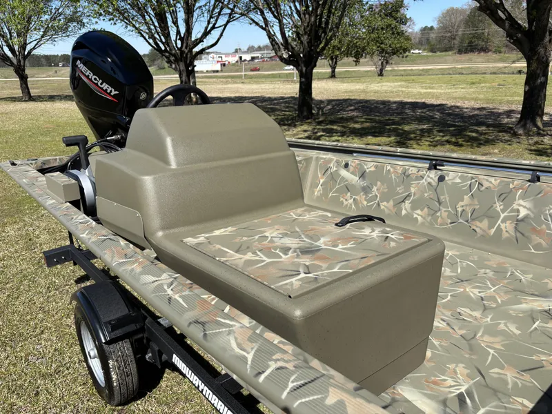 Slide: The Image of Tracker Grizzly 1648 SC 2025 - 4