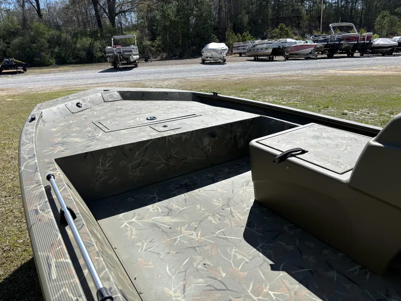 Slide: The Image of Tracker Grizzly 1648 SC 2025 - 5