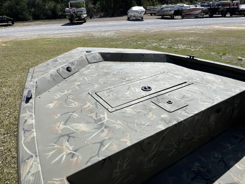 Slide: The Image of Tracker Grizzly 1648 SC 2025 - 6