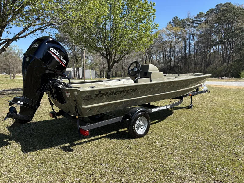 Slide: The Image of Tracker Grizzly 1648 SC 2025 - 7