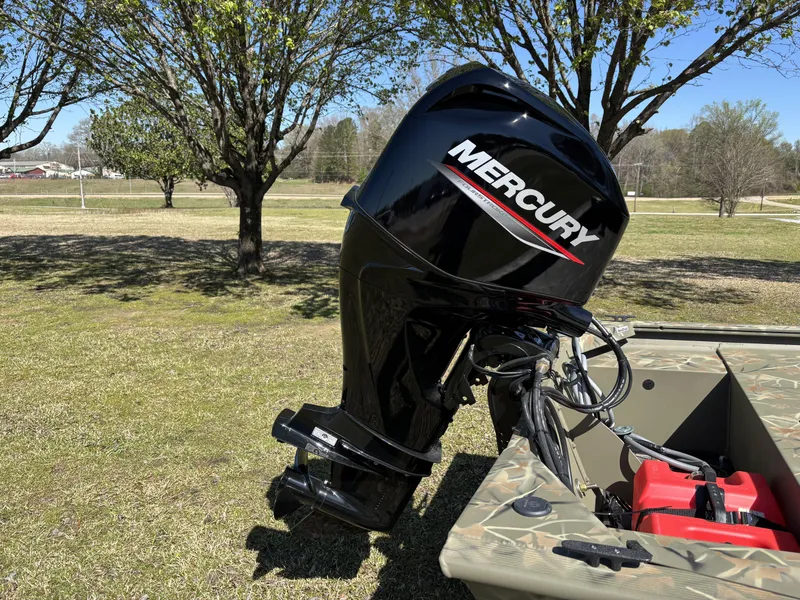 Slide: The Image of Tracker Grizzly 1648 SC 2025 - 9