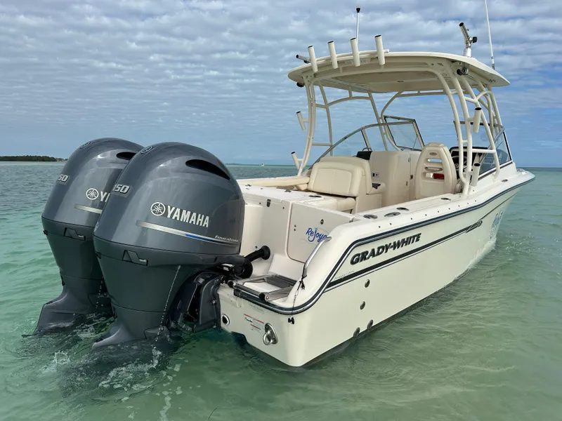 Slide: The Image of 2018 Grady-White Freedom 275 boat with twin Yamaha engines in clear water. - 4