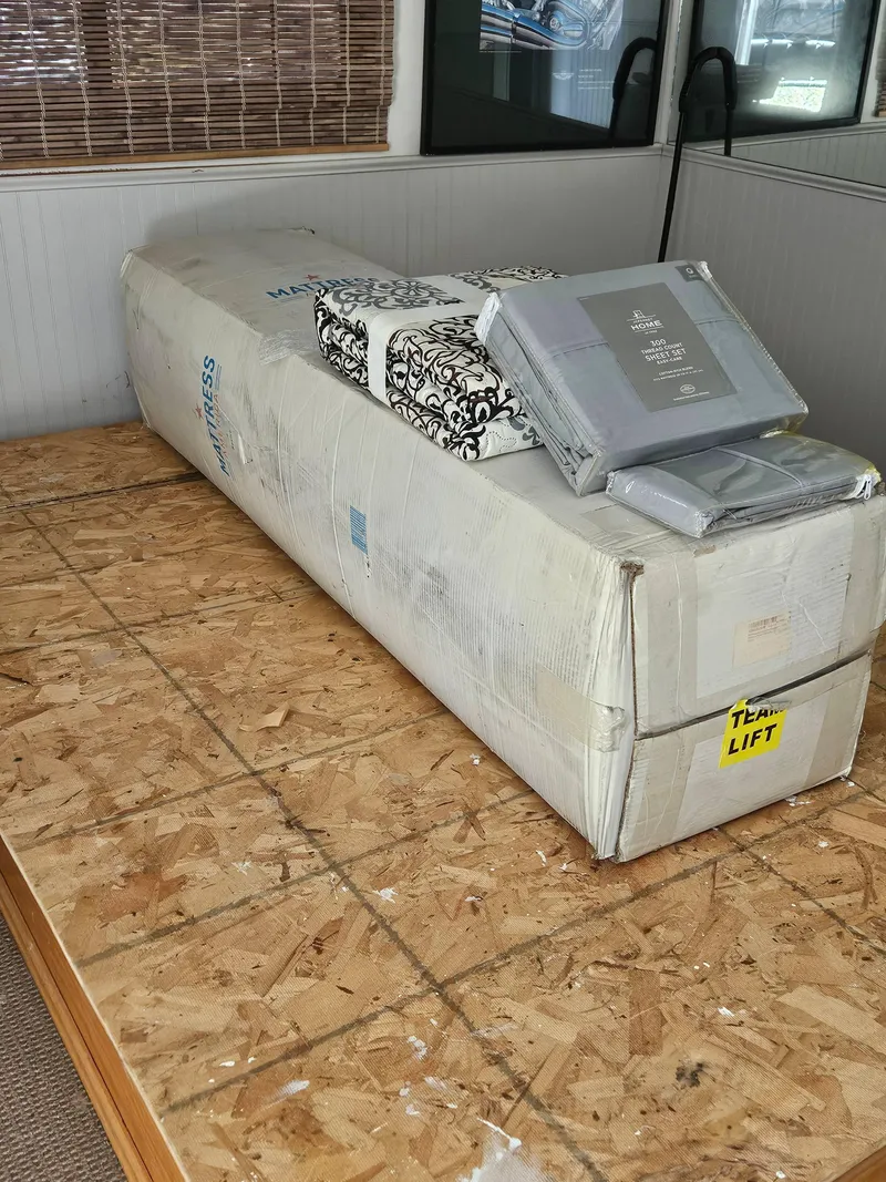 Slide: The Image of Boxed mattress and bedding on Skipperliner houseboat, 1990 model. - 14