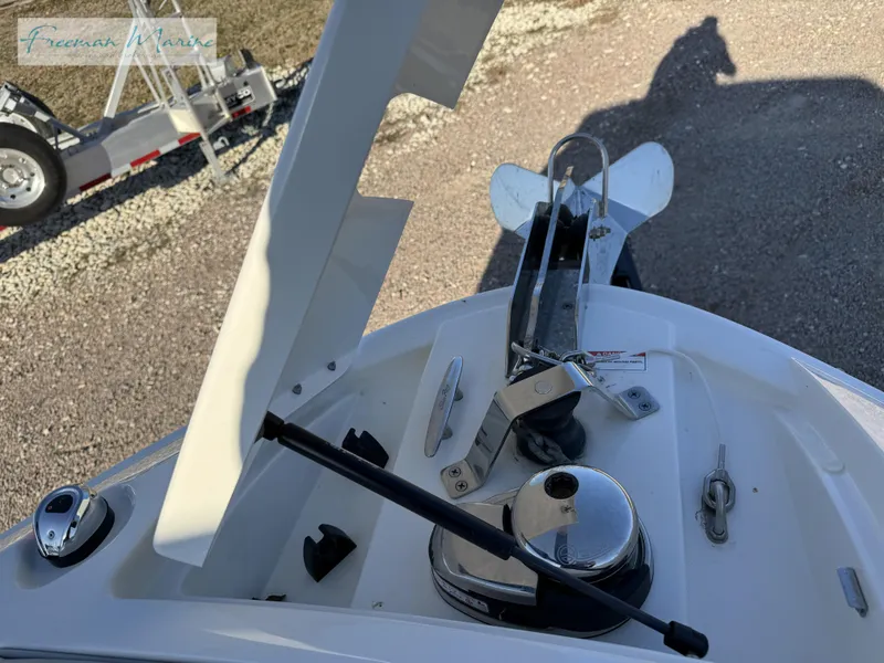 Slide: The Image of 2020 Sea Ray SLX 280 boat anchor system and deck details. - 39