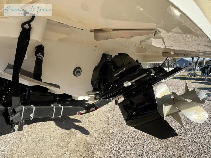 Slide: The Image of 2020 Sea Ray SLX 280 boat stern with propeller and trailer attachment. - 4