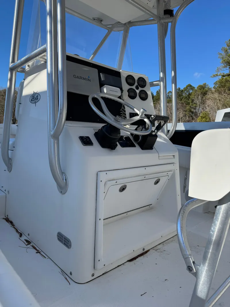 Slide: The Image of Regulator Marine 24 Forward Seating 2004 - 4