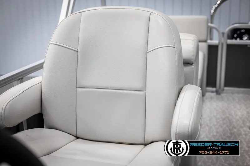 Slide: The Image of Avalon VLS QL 2021 boat seat, white leather, Reeder-Trausch Marine branding. - 33