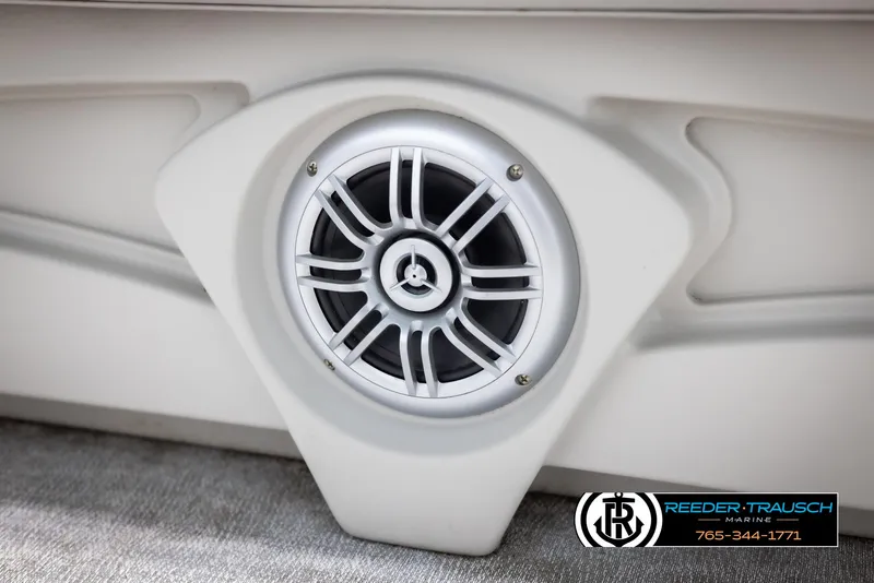 Slide: The Image of 2021 Avalon VLS QL speaker detail with Reeder-Trausch Marine logo. - 37