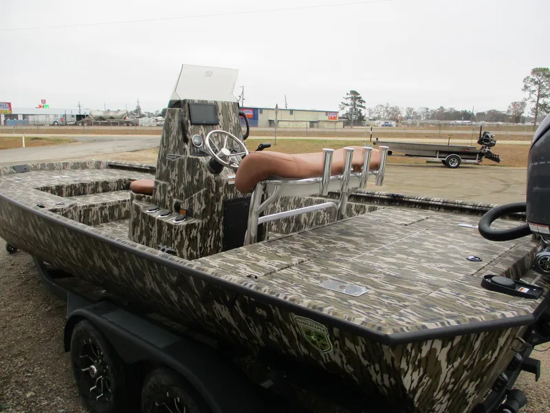 Slide: The Image of 2025 Avid 22 RECON CC boat with camouflage design, featuring a central console and seating. - 4