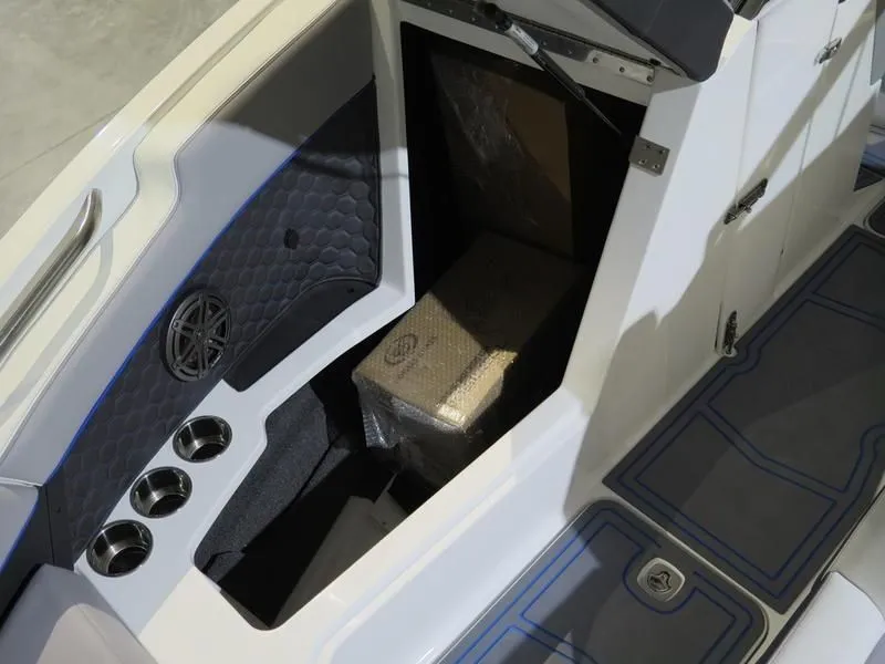 Slide: The Image of Cobalt R4 Surf 2024 - 10