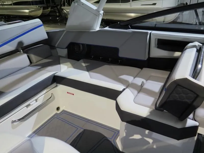 Slide: The Image of Cobalt R4 Surf 2024 - 18