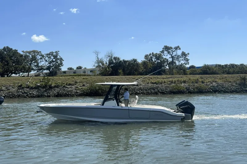 Slide: The Image of Boston Whaler 280 Dauntless 2025 - 10