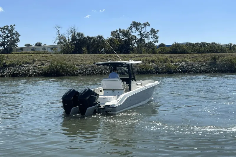 Slide: The Image of Boston Whaler 280 Dauntless 2025 - 12
