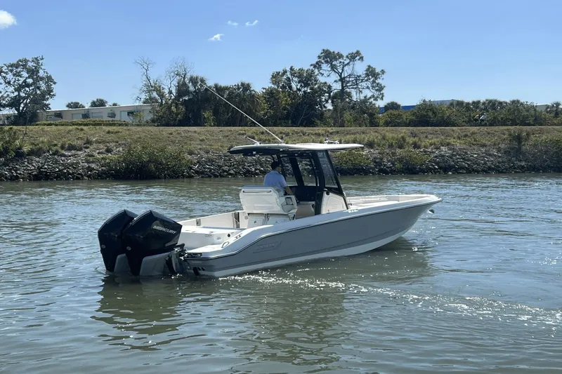 Slide: The Image of Boston Whaler 280 Dauntless 2025 - 15