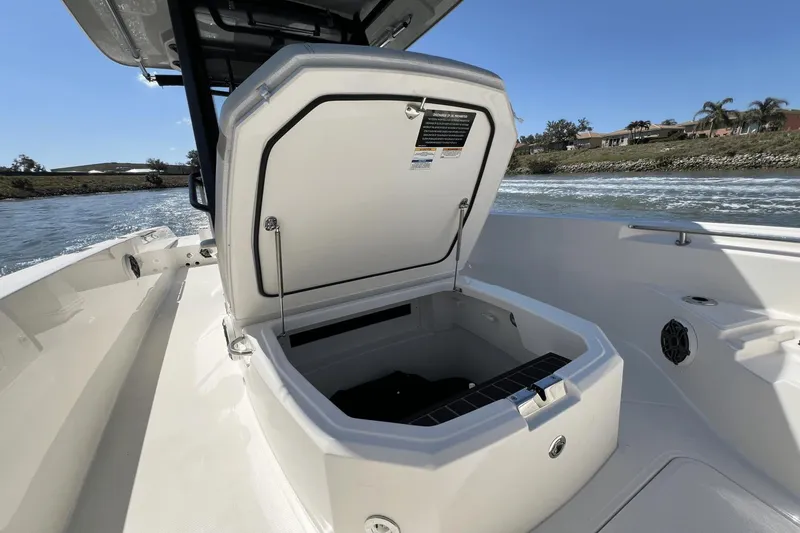 Slide: The Image of Boston Whaler 280 Dauntless 2025 - 72