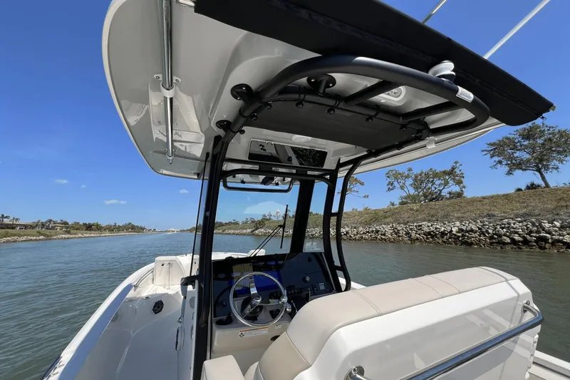 Slide: The Image of Boston Whaler 280 Dauntless 2025 - 76