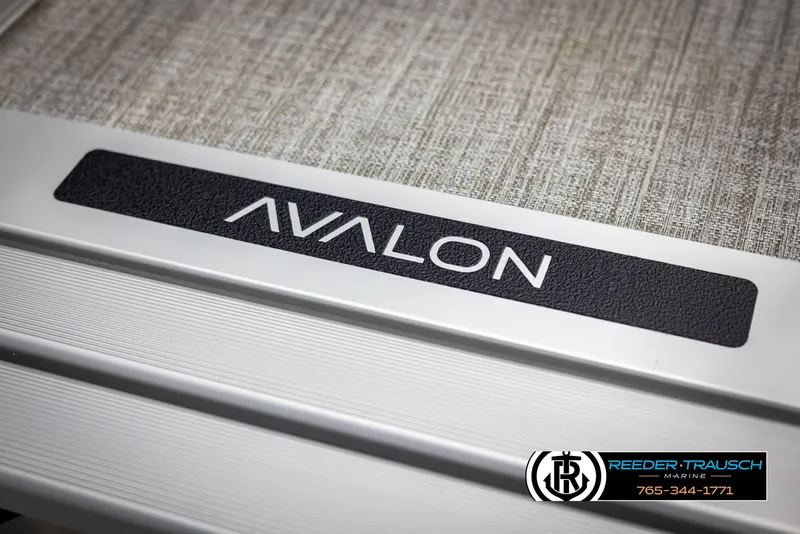 Slide: The Image of 2025 Avalon VEN CR logo on textured surface, Reeder-Trausch Marine branding visible. - 39