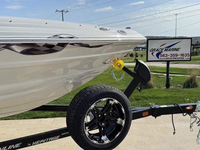 Slide: The Image of Crownline Boats 220 SS LPX 2025 - 3