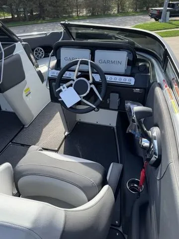 Slide: The Image of Crownline Boats 220 SS LPX 2025 - 6