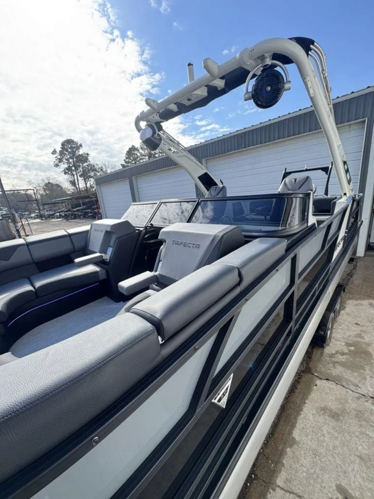 Slide: The Image of Trifecta 23UL DC SS 3.0 2025 - 24