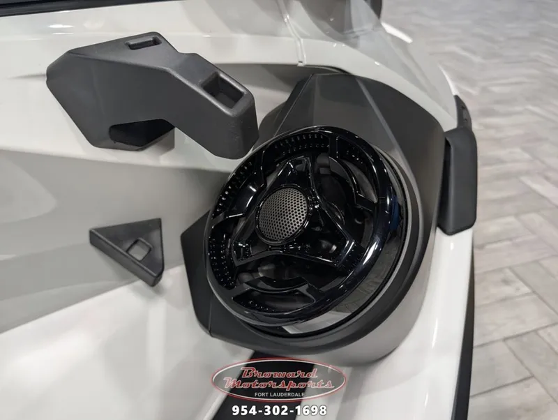 Slide: The Image of Sea-Doo FishPro Sport 170 2025 - 11