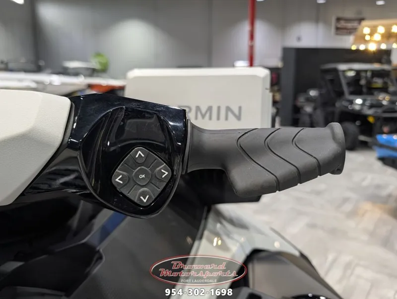 Slide: The Image of Sea-Doo FishPro Sport 170 2025 - 21