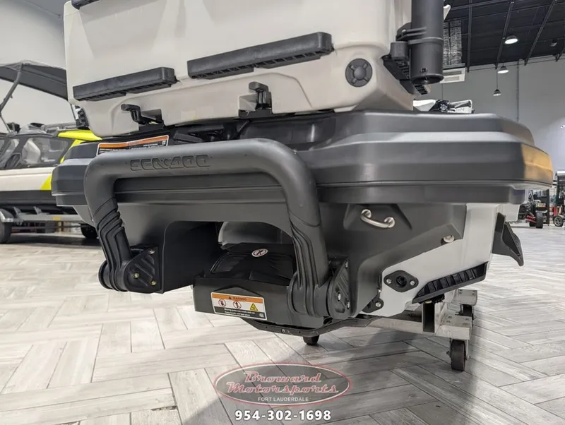 Slide: The Image of Sea-Doo FishPro Sport 170 2025 - 8