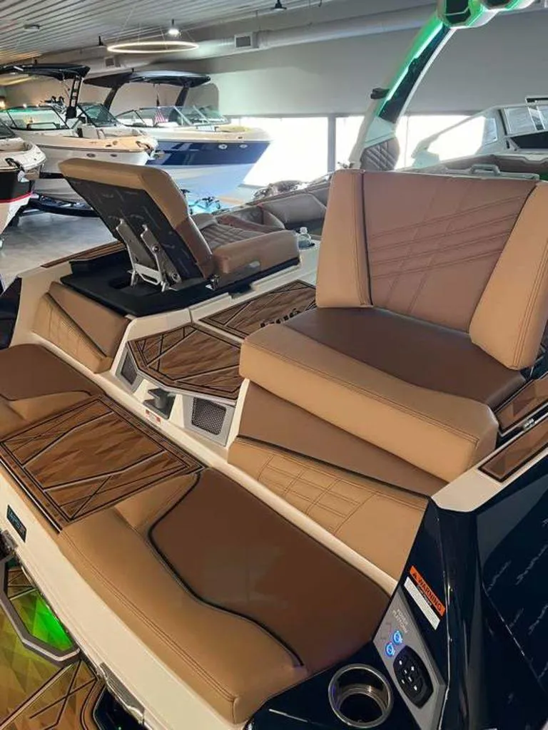 Slide: The Image of Tigé 23ZX 2024 - 3