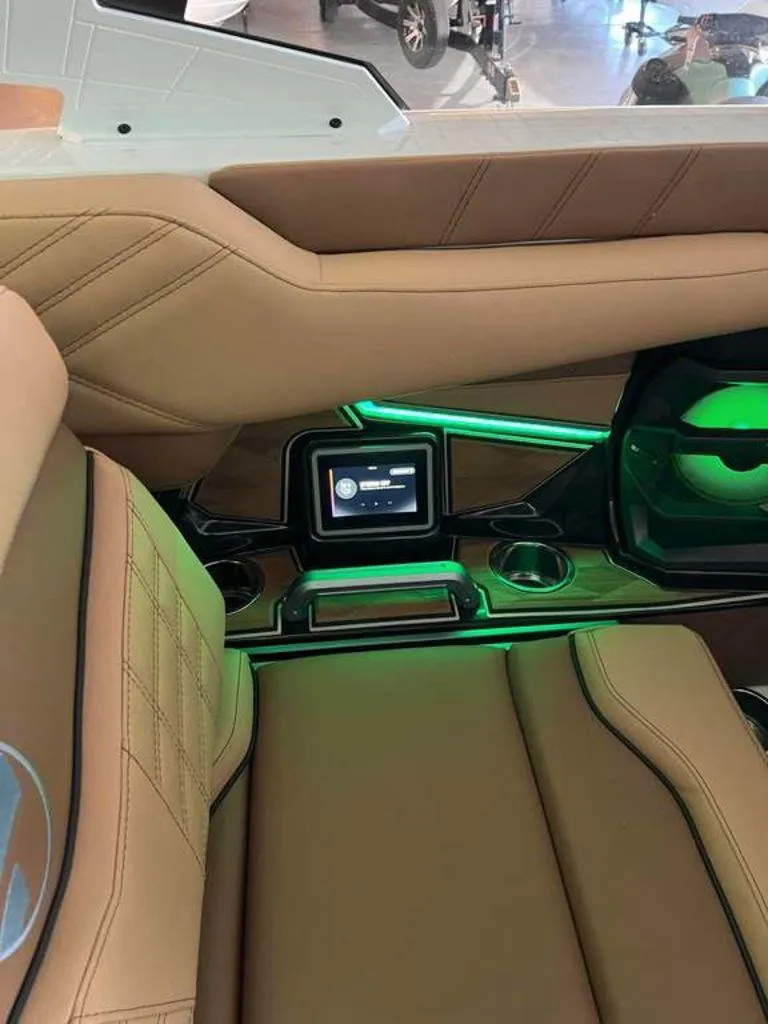 Slide: The Image of Tigé 23ZX 2024 - 7