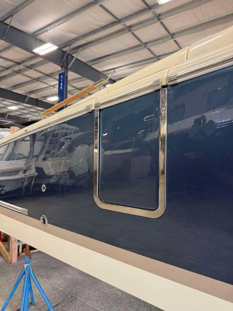 Slide: The Image of Chris-Craft Launch 35 GT 2025 - 5