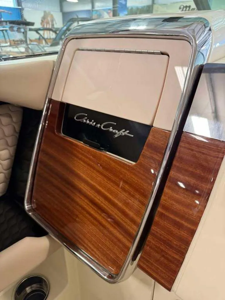 Slide: The Image of Chris-Craft Launch 35 GT 2025 - 8
