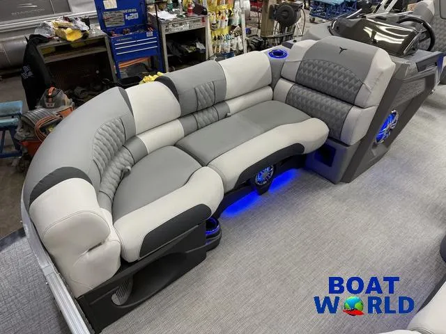 Slide: The Image of Tahoe Cascade 2385 Elite Cruise Tritoon & Honda 4-Stroke 2025 - 10