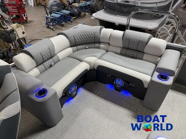 Slide: The Image of Tahoe Cascade 2385 Elite Cruise Tritoon & Honda 4-Stroke 2025 - 22