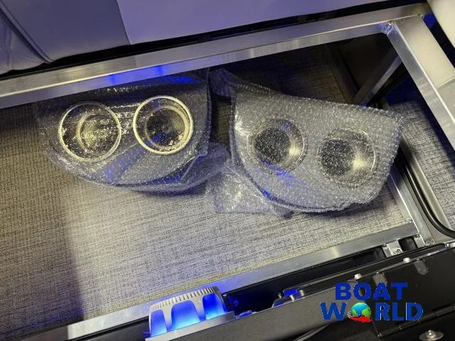 Slide: The Image of Tahoe Cascade 2385 Quad Lounge & Honda 4-Stroke EFI 2025 - 37