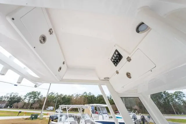 Slide: The Image of Sea Fox 248 Commander 2025 - 12