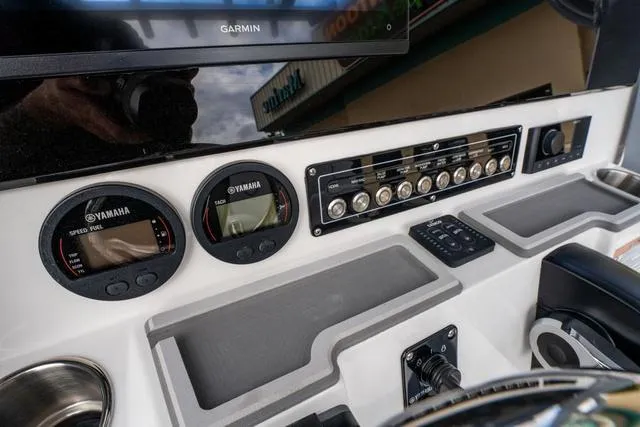 Slide: The Image of Sea Fox 228 Commander 2025 - 10