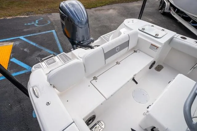 Slide: The Image of Sea Fox 228 Commander 2025 - 6