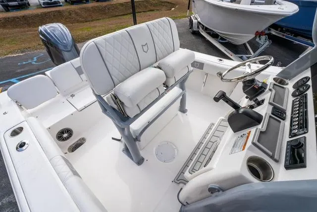 Slide: The Image of Sea Fox 228 Commander 2025 - 8