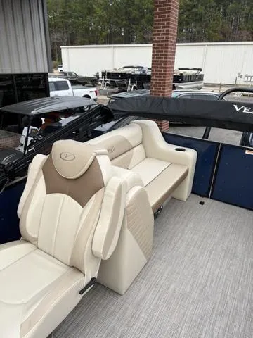 Slide: The Image of Veranda VISTA22RC Tri-Toon 2025 - 10