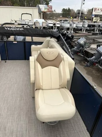 Slide: The Image of Veranda VISTA22RC Tri-Toon 2025 - 11