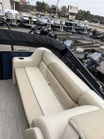 Slide: The Image of Veranda VISTA22RC Tri-Toon 2025 - 12