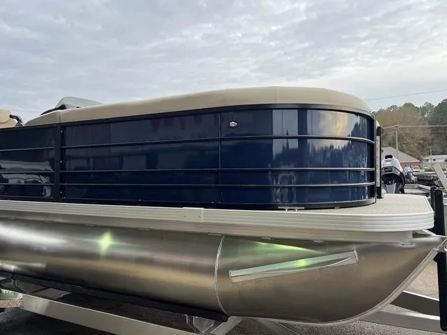 Slide: The Image of Veranda VISTA22RC Tri-Toon 2025 - 3