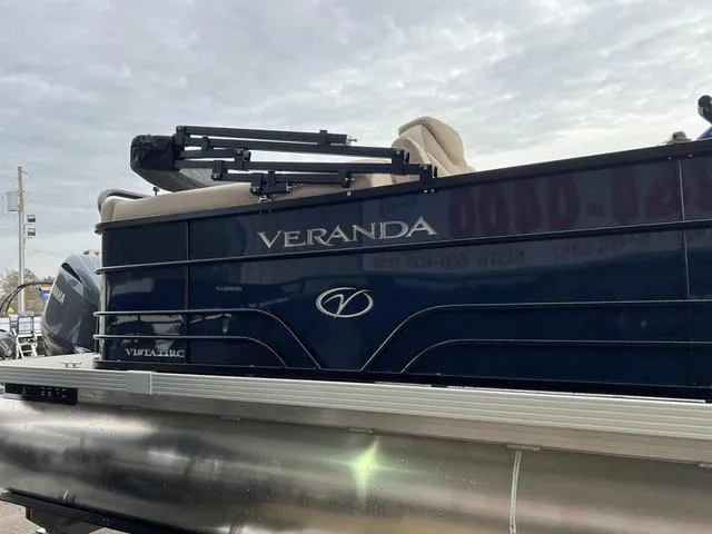 Slide: The Image of Veranda VISTA22RC Tri-Toon 2025 - 4