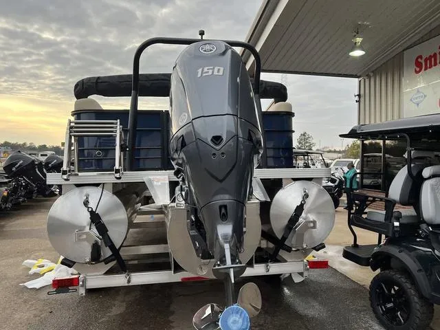 Slide: The Image of Veranda VISTA22RC Tri-Toon 2025 - 5