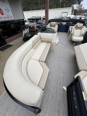 Slide: The Image of Veranda VISTA22RC Tri-Toon 2025 - 6